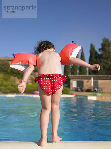 Mädchen in Schwimmern am Schwimmbad