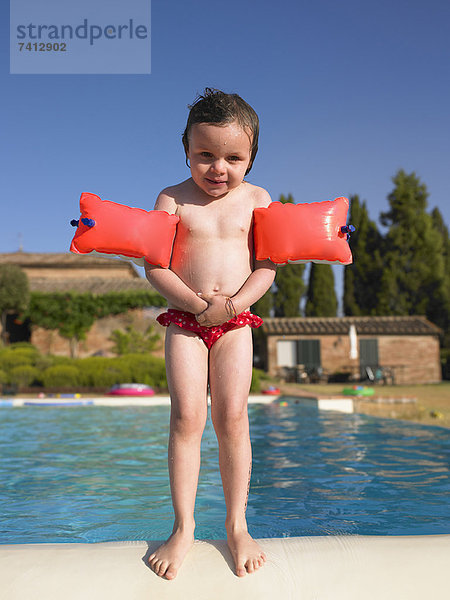 Mädchen in Schwimmern am Schwimmbad