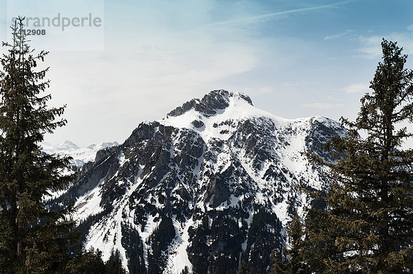 Deutsche Alpen mit Blick auf die ländliche Landschaft