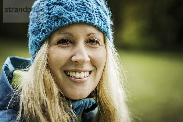 Frau Wanderrad im Park