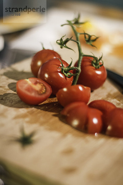 Gehackte Tomaten auf dem Schneidebrett