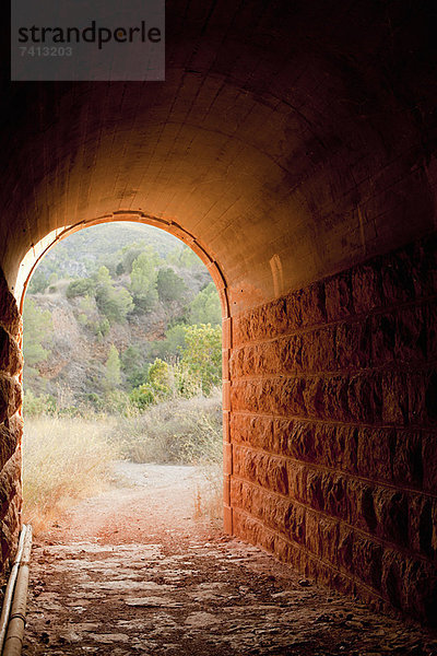 Steintunnel in ländlicher Landschaft