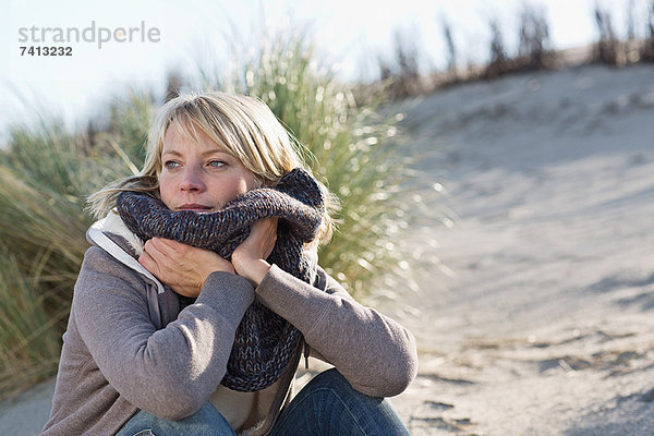 Frau mit Schal am Strand