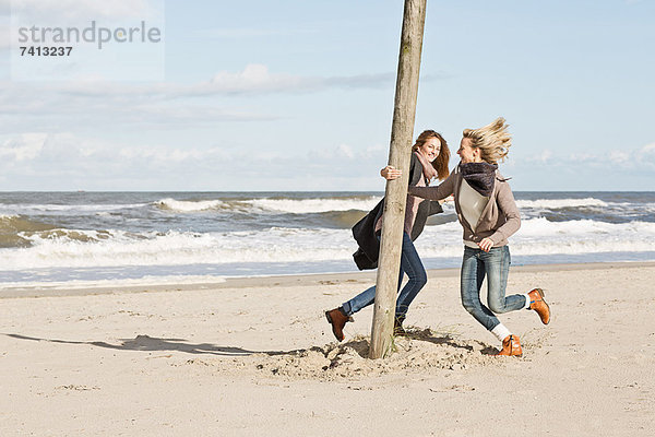 Frauen spielen am Strand