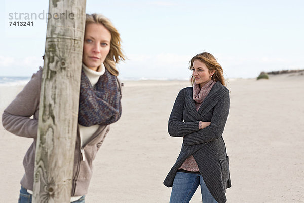 Frauen stehen am Strand