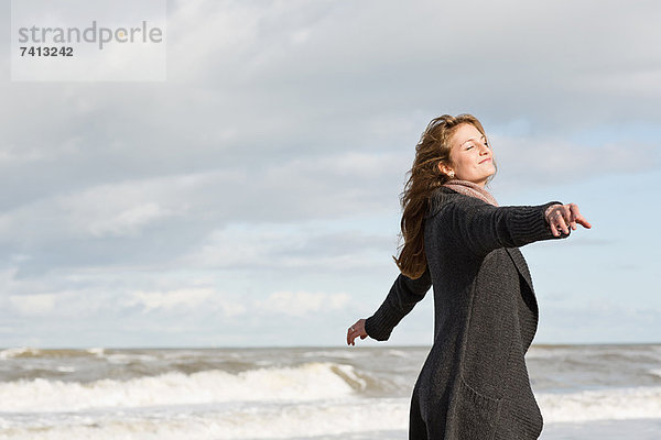 Frau spielt am Strand