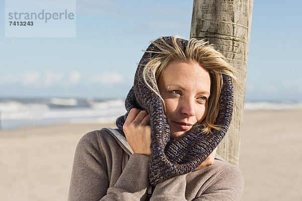 Frau mit Schal am Strand