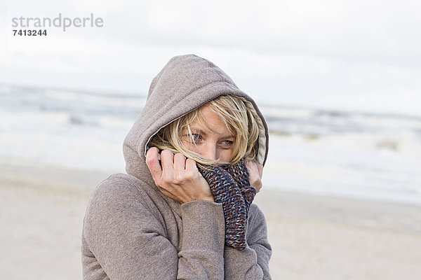 Frau mit Schal am Strand