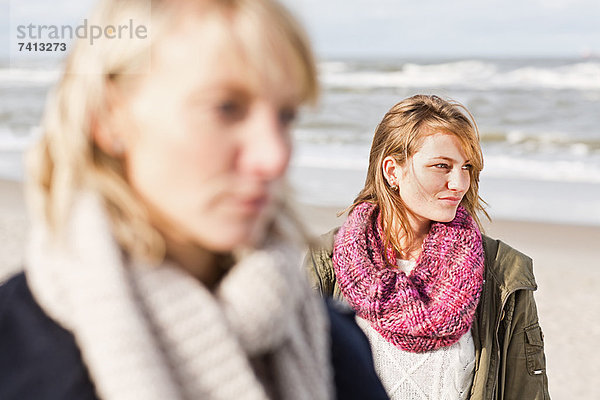 Frauen stehen am Strand