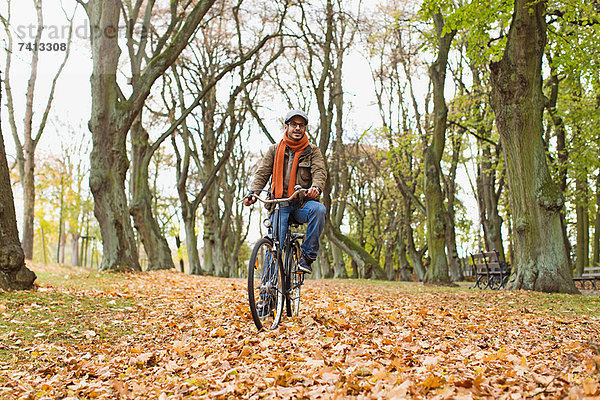 Mann auf dem Fahrrad im Park