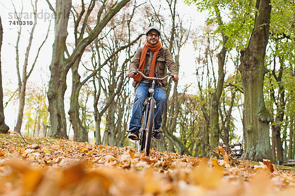 Mann auf dem Fahrrad im Park