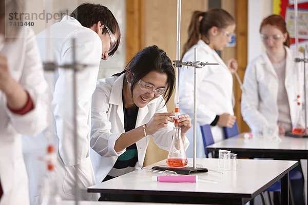 Studenten  die im Chemielabor arbeiten