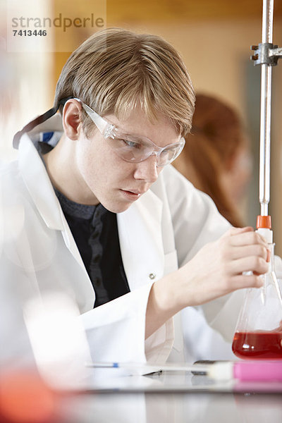 Student im Chemielabor