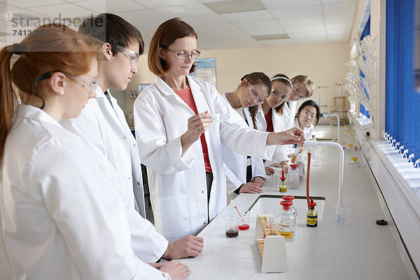 Schüler und Lehrer im Chemielabor