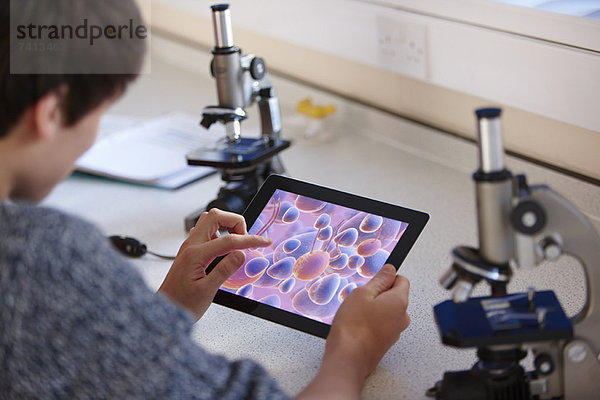 Schüler mit Tablet-Computer im Unterricht