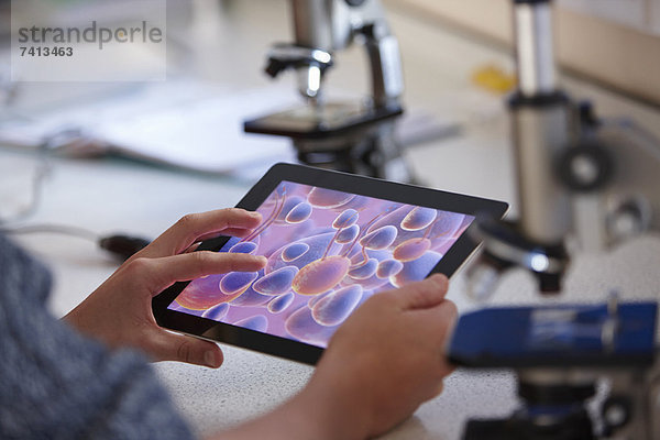 Schüler mit Tablet-Computer im Unterricht