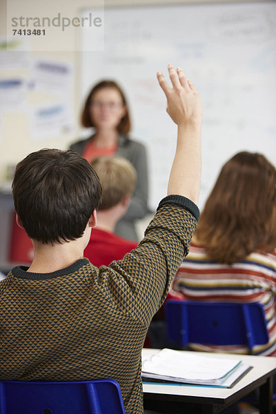 Schüler  die im Klassenzimmer Hand anlegen