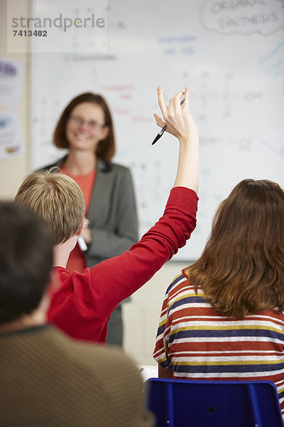 Schüler  die im Klassenzimmer Hand anlegen