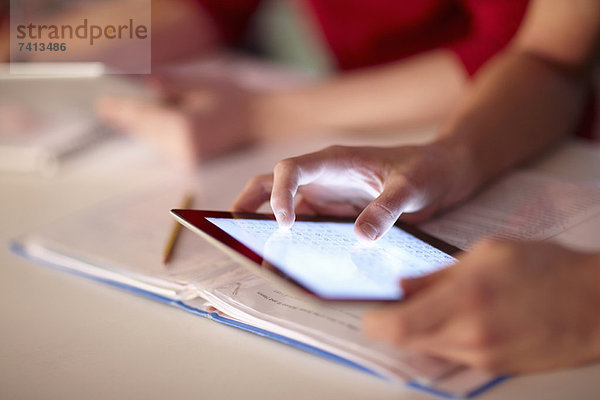 Schüler mit Tablet-Computer im Unterricht