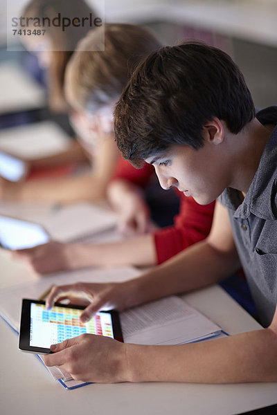 Schüler mit Tablet-Computer im Unterricht