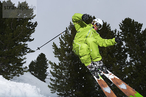 Skispringen auf verschneiter Piste