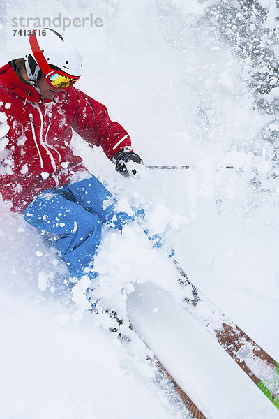Skifahrer auf verschneiter Piste