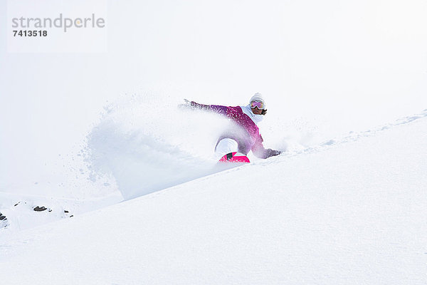 Snowboarder auf verschneiter Piste