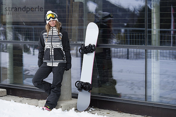 Snowboarder in der Nähe der Lodge