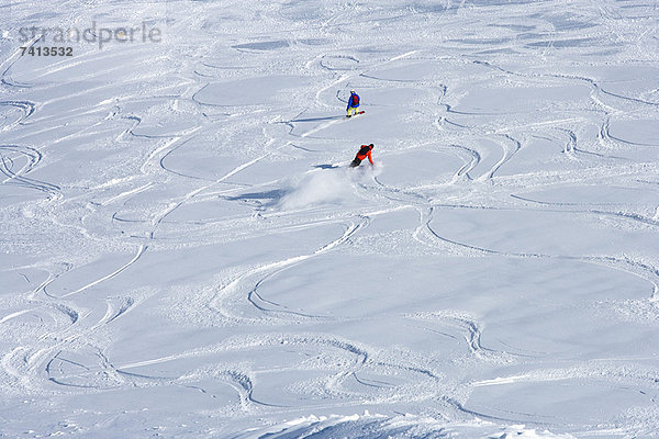 Snowboarder machen Spuren im Schnee