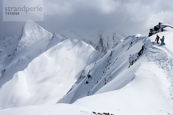 Snowboarder klettern auf verschneite Piste
