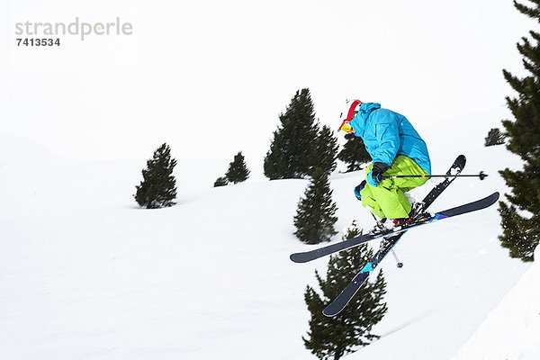 Skispringen auf verschneiter Piste