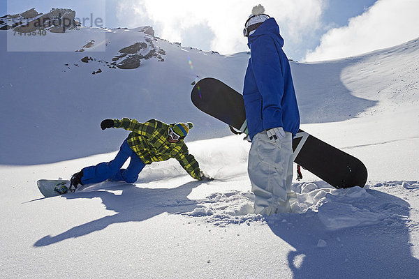 Snowboarder auf verschneiter Piste