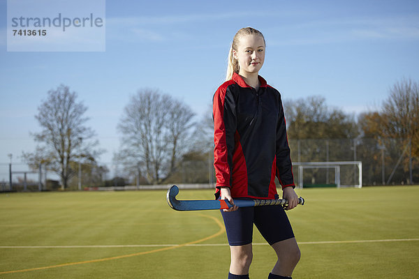 Lacrosse-Spieler auf dem Feld stehend