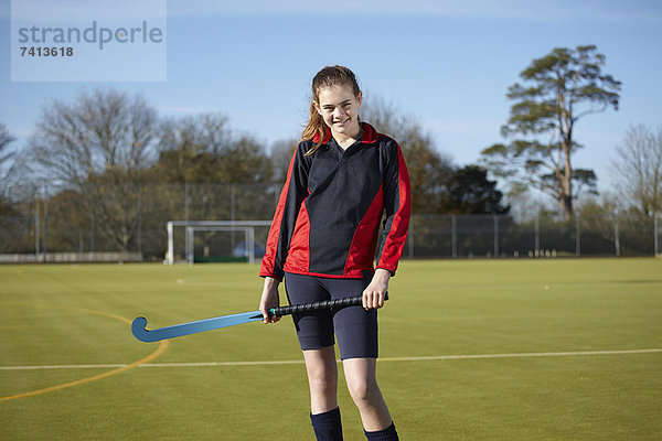 Lacrosse-Spieler auf dem Feld stehend