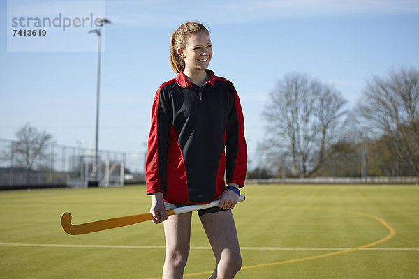 Lacrosse-Spieler auf dem Feld stehend