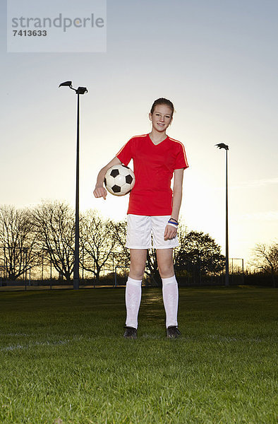 Fußballspieler stehend mit Ball