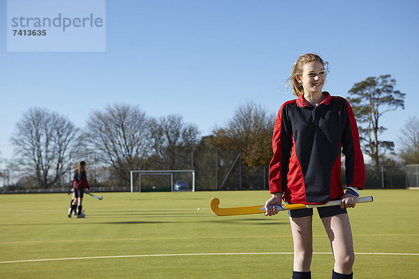 Lacrosse-Spieler im Feld stehend