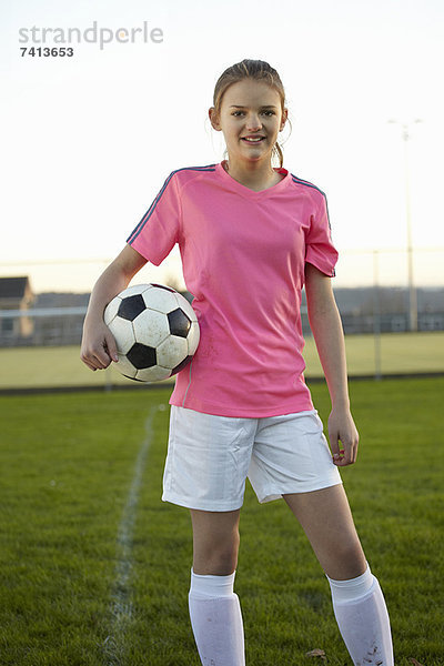 Fußballspieler mit Ball im Feld