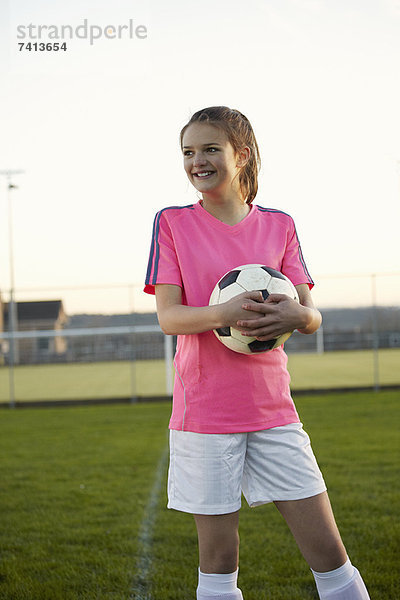 Fußballspieler mit Ball im Feld