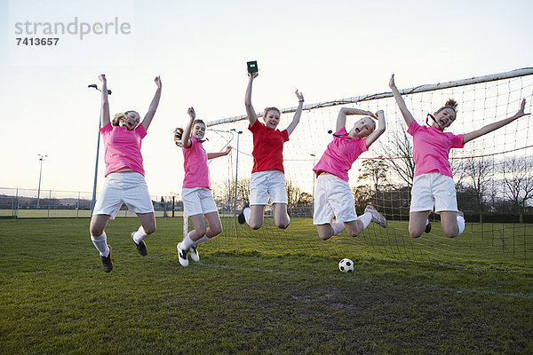 Fußballmannschaft jubelt im Feld