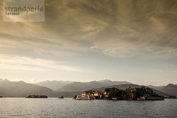 Berge über Dorf und See