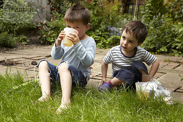 Jungen entspannen sich im Garten