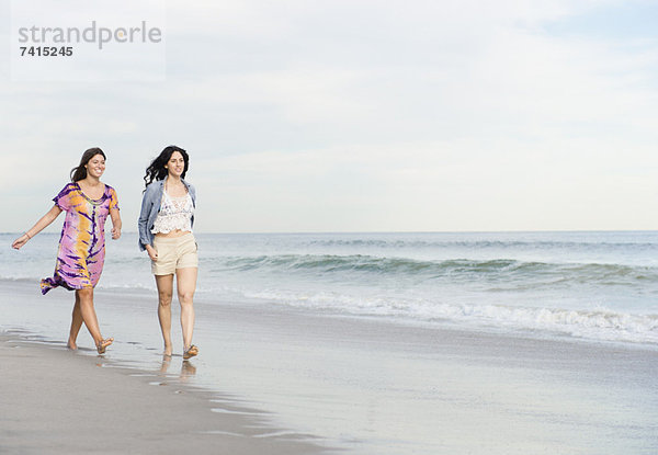 Zwei Frauen Wandern am Strand