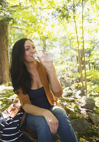 Frau Trinkwasser in forest