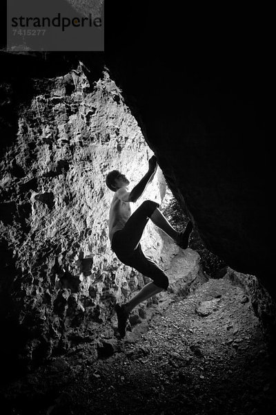 hoch  oben  Felsbrocken  Schwierigkeit  Silhouette  innerhalb  Höhle  Klettern  Deutschland  Hameln