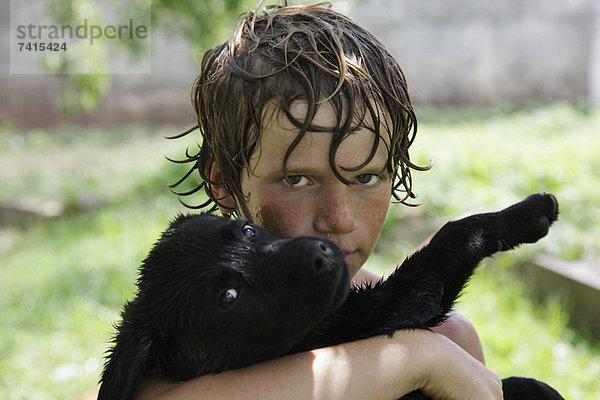 Portrait  Junge - Person  nass  Labrador  10-11 Jahre  10 bis 11 Jahre  Welpe