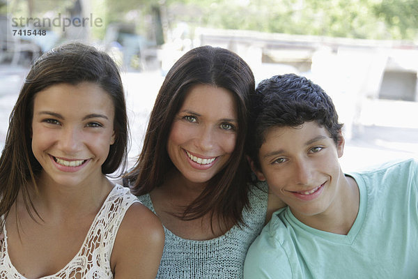 Portrait  lächeln  Sohn  Außenaufnahme  Tochter  13-14 Jahre  13 bis 14 Jahre  12-13 Jahre  12 bis 13 Jahre  Mutter - Mensch