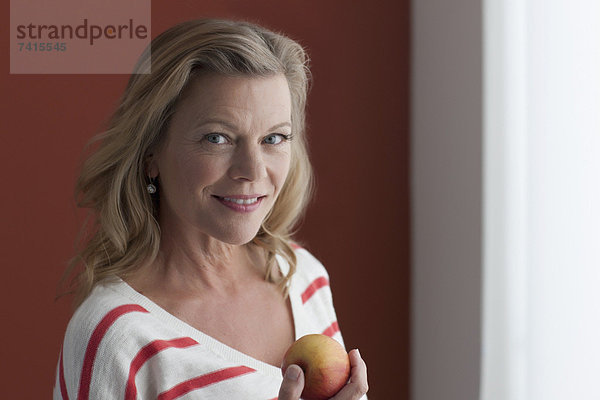 Portrait  Frau  reifer Erwachsene  reife Erwachsene  Apfel  essen  essend  isst