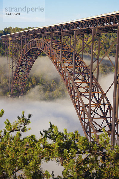 Brücke in Nebel