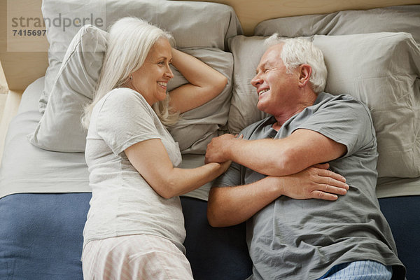 liegend  liegen  liegt  liegendes  liegender  liegende  daliegen  Senior  Senioren  lachen  Bett